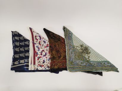 Lot de quatre foulards 

Foulard de couleur...