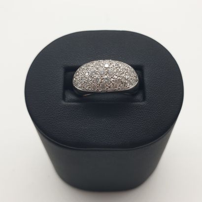 BAGUE en or gris 750°, ornée d'un pavage...