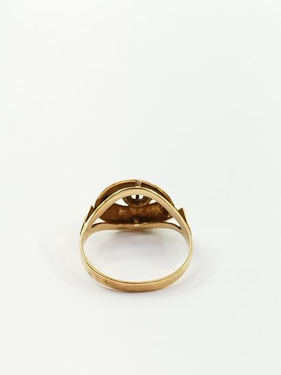 BAGUE en or jaune 750° ornée d'une pierre...