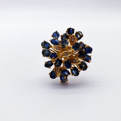 BAGUE fleur en or jaune 750 sertie de saphirs...