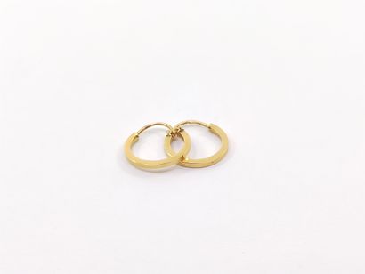 DEUX PAIRES de boucles d'oreilles en or jaune...