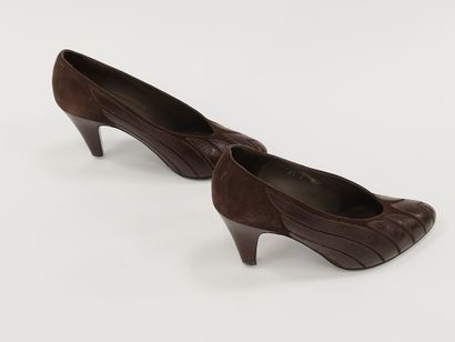 
RENE CATY 




Pair of brown leather pumps...