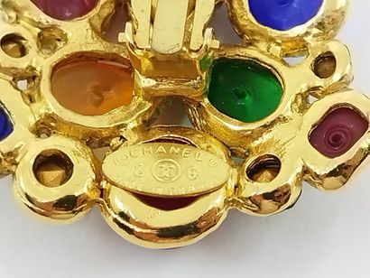 CHANEL 

PAIRE de boucles d'oreilles en métal...