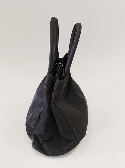 PRADA

Sac à main en nylon noir

Usures