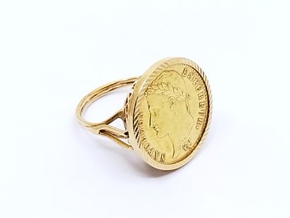 BAGUE en or jaune 750° ornée d'une pièce...