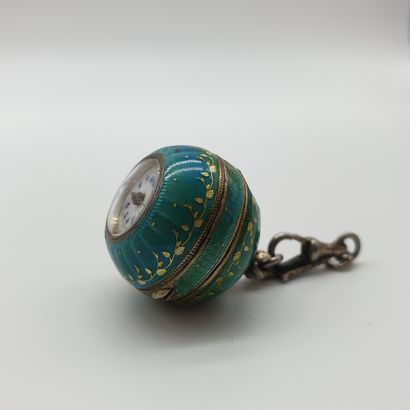 MONTRE de col dite boule de geneve emaillée

Boîtier...