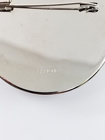LALIQUE 

BROCHE en métal argenté représentant...