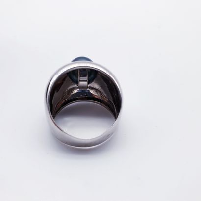 
BAGUE en or gris 750° ornée d'une perle...
