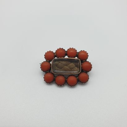 BROCHE ornée de dix perles corail, et de...