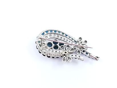 
IMPORTANTE BROCHE en or gris 750° sertie...