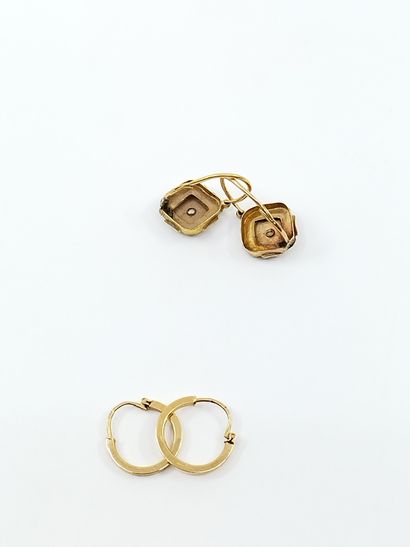 DEUX PAIRES de boucles d'oreilles en or jaune...