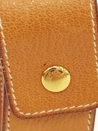 HERMES

Porte briquet en cuir beige et finition...