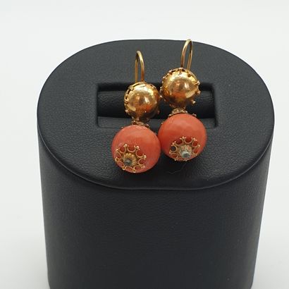 
PAIRE de pendants d'oreilles en or jaune...