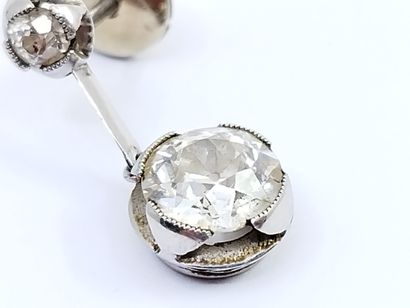 
BOUCLE esseulée sertie d'un diamant taille...