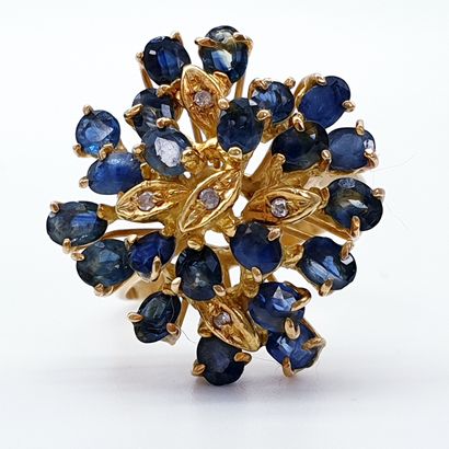 BAGUE fleur en or jaune 750 sertie de saphirs...