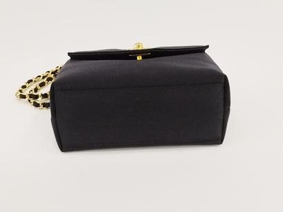 CHANEL

Sac de soirée en tissu noir

Anse...