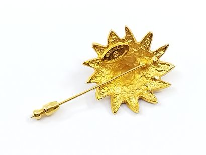 CHANEL 

BROCHE en métal doré représentant...