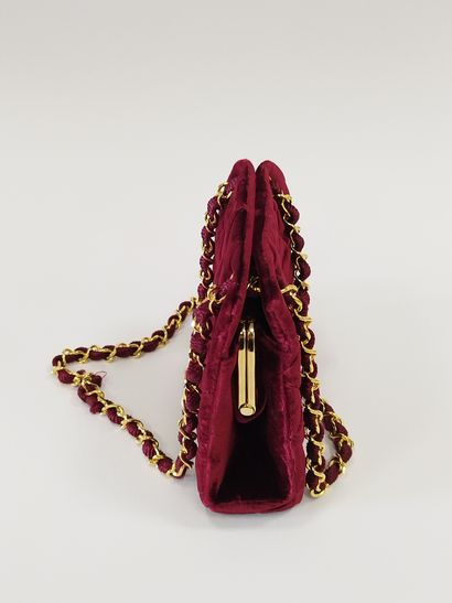 CHANEL

Sac de soirée en velours bordeau

Anse...