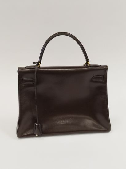 HERMES Kelly 32

Sac à main en cuir marron

Garnitures...