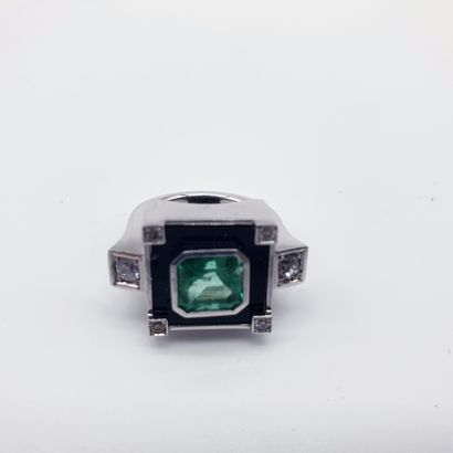 BAGUE en or gris 750° ornée d'une émeraude...