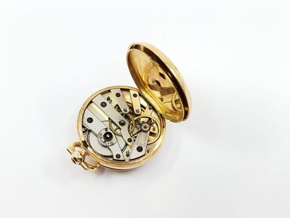 MONTRE de col en or jaune 750°, dos ciselé...