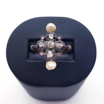 
BAGUE de gant en or et argent ornée de roses...