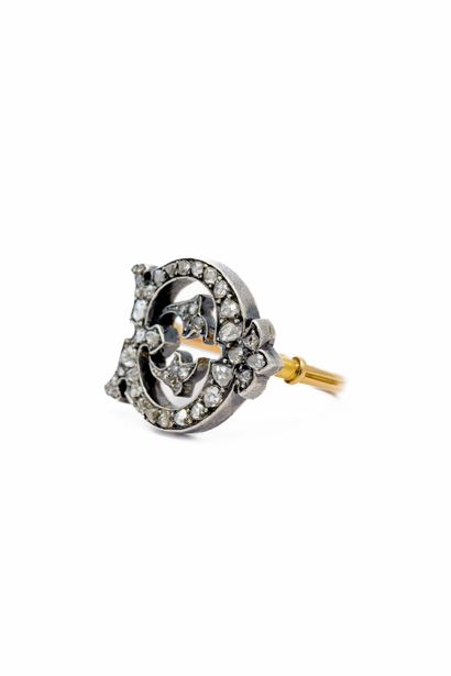 
BAGUE en or et argent ornée de roses 

Poids...