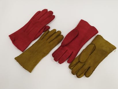 
Deux paires de gants en cuir rouge et vert




Dans...