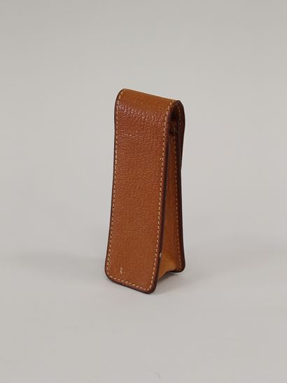 HERMES

Porte briquet en cuir beige et finition...