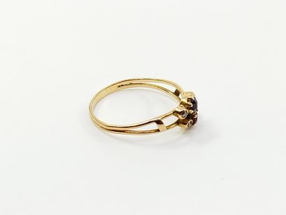 
Yellow gold ring 750° decorated with roses...