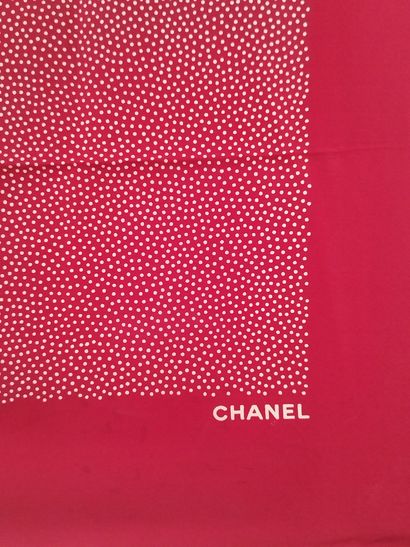 CHANEL

Foulard de couleur rouge à décor...
