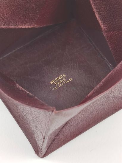 HERMES Paris

Porte-monnaie en cuir bordeaux

Dans...