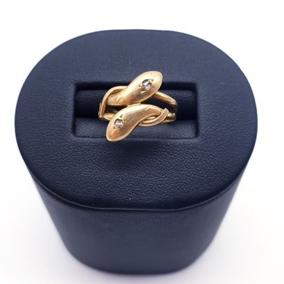 
BAGUE en or 750° à décor de deux têtes de...
