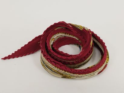 HERMES

Les Tambours

Plissé de couleur rouge...