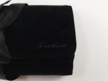 GUERLAIN

Petit sac de soirée en tissu noir...