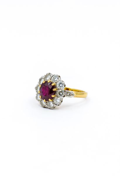 BAGUE en or jaune 750° surmontée d'un rubis...