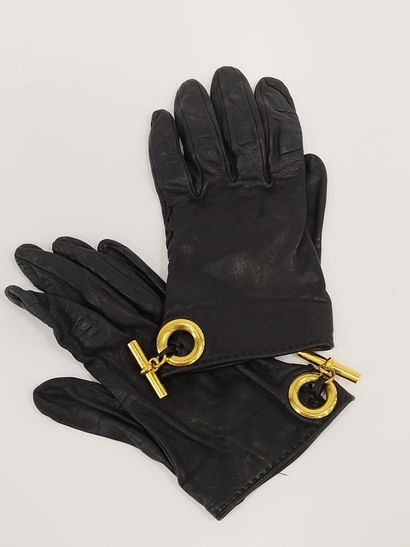 HERMES

Paire de gants en cuir noir et anneaux...