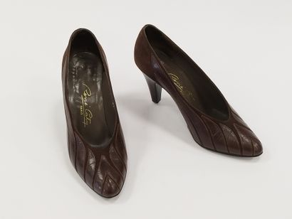 
RENE CATY 




Pair of brown leather pumps...