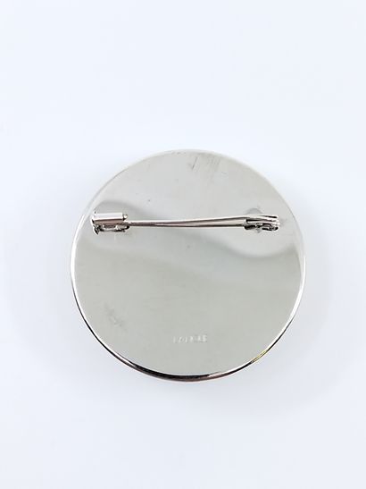 LALIQUE 

BROCHE en métal argenté représentant...