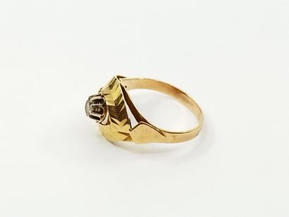 BAGUE en or jaune 750° ornée d'une pierre...