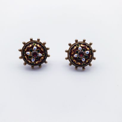PAIRE DE BOUTONS D'OREILLES

Ornée d'émaux...