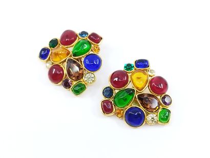 CHANEL 

PAIRE de boucles d'oreilles en métal...