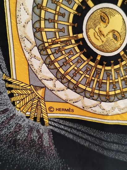 HERMES

Foulard de couleur noir et jaune,...