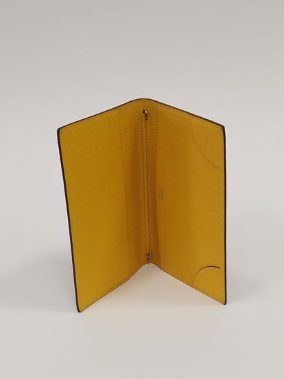 HERMES Paris

Porte-chéquier en cuir gold,...