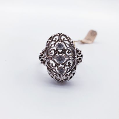 BAGUE en or gris 750° ornée de trois diamants...