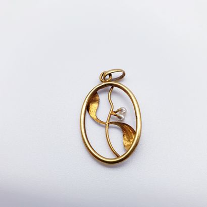 
Travail Français



PENDENTIF ovale en or...