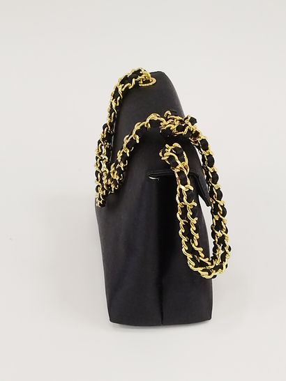 CHANEL

Sac de soirée en tissu noir

Anse...