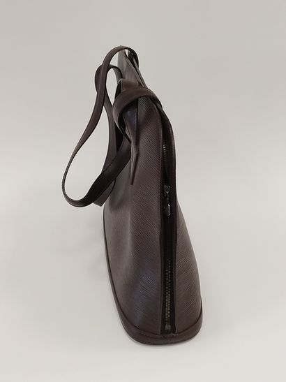 LOUIS VUITTON modèle LUSSAC 

Sac à main...