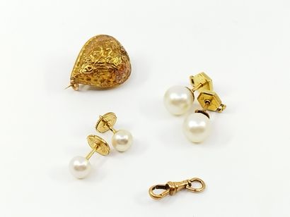LOT COMPRENANT :

Deux paires de boutons...