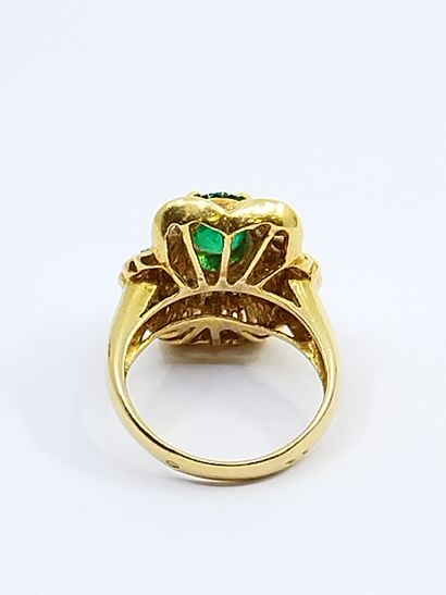 
BAGUE jupe en or jaune 750° ornée de diamants...